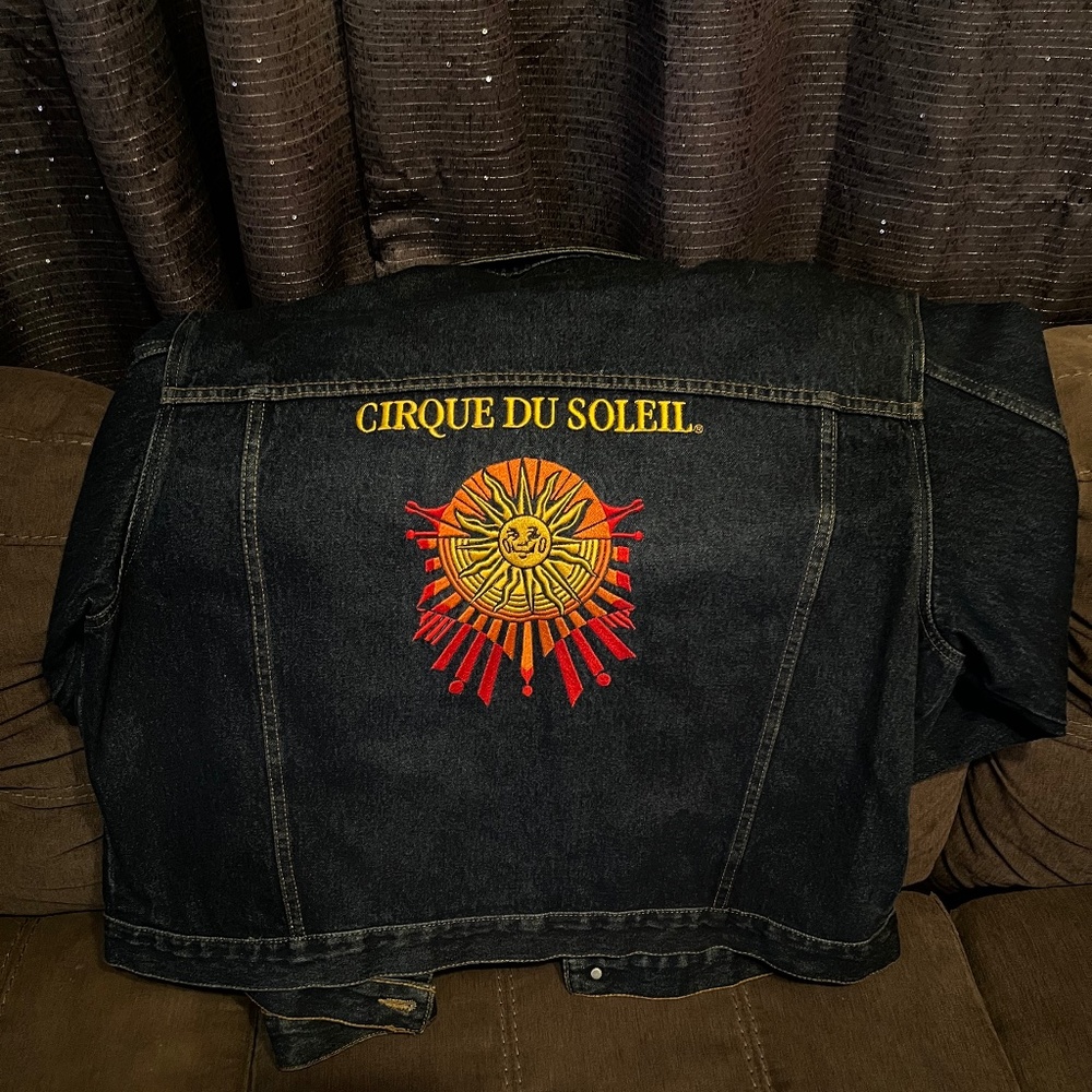 JEANS VEST "CIRQUE DU SOLEIL" NICE GRAPHIC NEVER WORN